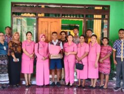 Bhayangkari Peduli Pendidikan, Ny.Julianti Sigit Prabowo Salurkan Bantuan Untuk Siswa Di Rote