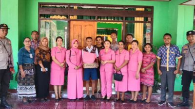 Bhayangkari Peduli Pendidikan, Ny.Julianti Sigit Prabowo Salurkan Bantuan Untuk Siswa Di Rote