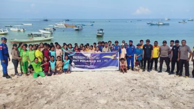 Cegah Pencemaran Laut,Polairud Rote Ndao Bersama Siswa SMP Bersihkan Pantai