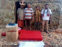 Kadis Sosial Rote Ndao Salurkan Bantuan Kepada Lansia Yang Tinggal di Gubuk Reyot