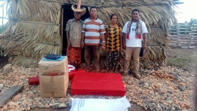 Kadis Sosial Rote Ndao Salurkan Bantuan Kepada Lansia Yang Tinggal di Gubuk Reyot