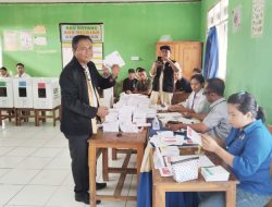 Ketua DPRD Rote Ndao, Pemilih Pertama Yang Gunakan Hak Pilih di TPS I Desa Ingguinak