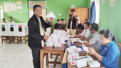 Ketua DPRD Rote Ndao, Pemilih Pertama Yang Gunakan Hak Pilih di TPS I Desa Ingguinak