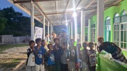 Dekat Tanpa Sekat : Kasipropam Polres Rote Ndao Rangkul Anak-Anak di Masjid Al-Mujahidin Papela