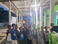 Dekat Tanpa Sekat : Kasipropam Polres Rote Ndao Rangkul Anak-Anak di Masjid Al-Mujahidin Papela