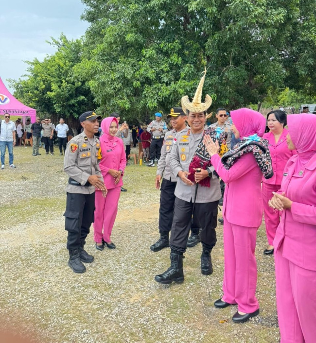 Sentuhan Kasih Kapolda NTT Untuk Siswa di Pelosok Negeri Pulau Sejuta Lontar 2 1001262318