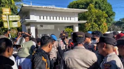 Ricuh Unjuk Rasa di Rote Ndao, Dua Personel Polisi Terluka Akibat Lemparan Batu 14 IMG 20260331 WA0012