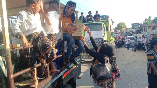 Sinergi Pers dan Polri: Ribuan Minuman Dingin Segarkan Peserta Karnaval Paskah di Rote Ndao 2 IMG 20260409 WA0015