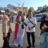 Sinergi Pers dan Polri: Ribuan Minuman Dingin Segarkan Peserta Karnaval Paskah di Rote Ndao