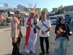 Sinergi Pers dan Polri: Ribuan Minuman Dingin Segarkan Peserta Karnaval Paskah di Rote Ndao