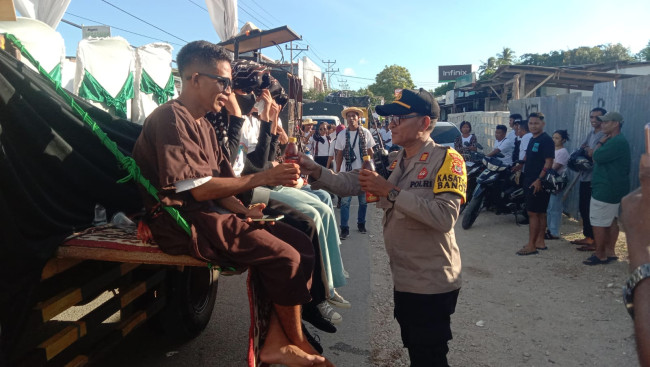 Sinergi Pers dan Polri: Ribuan Minuman Dingin Segarkan Peserta Karnaval Paskah di Rote Ndao 2 IMG 20260409 WA0017