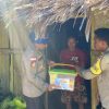 Wujud Kepedulian Kapolda NTT, Kapolres Rote Ndao Seberangi Laut Salurkan 47 Bansos di Dusun Airani