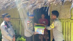 Wujud Kepedulian Kapolda NTT, Kapolres Rote Ndao Seberangi Laut Salurkan 47 Bansos di Dusun Airani