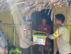 Wujud Kepedulian Kapolda NTT, Kapolres Rote Ndao Seberangi Laut Salurkan 47 Bansos di Dusun Airani
