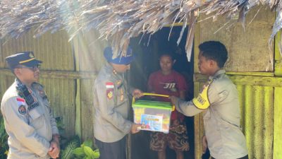 Wujud Kepedulian Kapolda NTT, Kapolres Rote Ndao Seberangi Laut Salurkan 47 Bansos di Dusun Airani