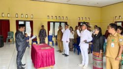 Camat Rote Timur Lantik Pj. Kades Hundihopo dan Faifua, Tekankan Transparansi Dana Desa dan Integritas
