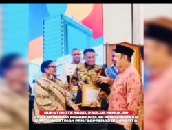 Bupati Rote Ndao,Saat Menerima Penghargaan Pembangunan dari Kementrian PPN/Kepala Bapennas