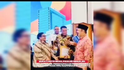 Bupati Rote Ndao,Saat Menerima Penghargaan Pembangunan dari Kementrian PPN/Kepala Bapennas